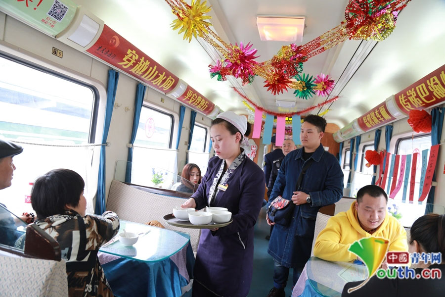 Train crew celebrates Lantern Festival with passengers