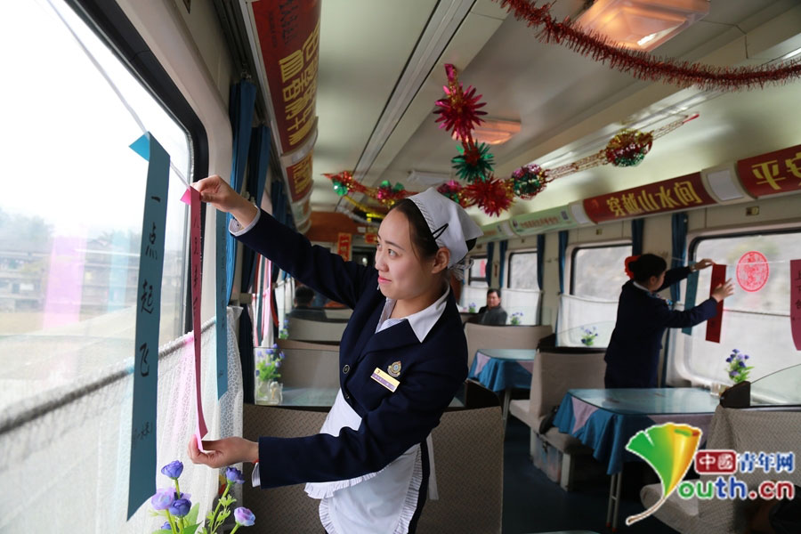 Train crew celebrates Lantern Festival with passengers