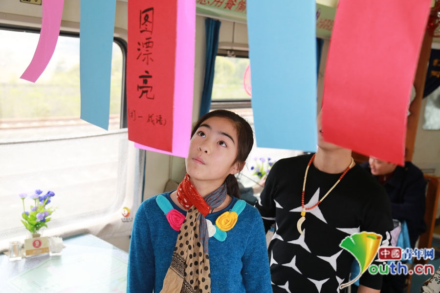 Train crew celebrates Lantern Festival with passengers