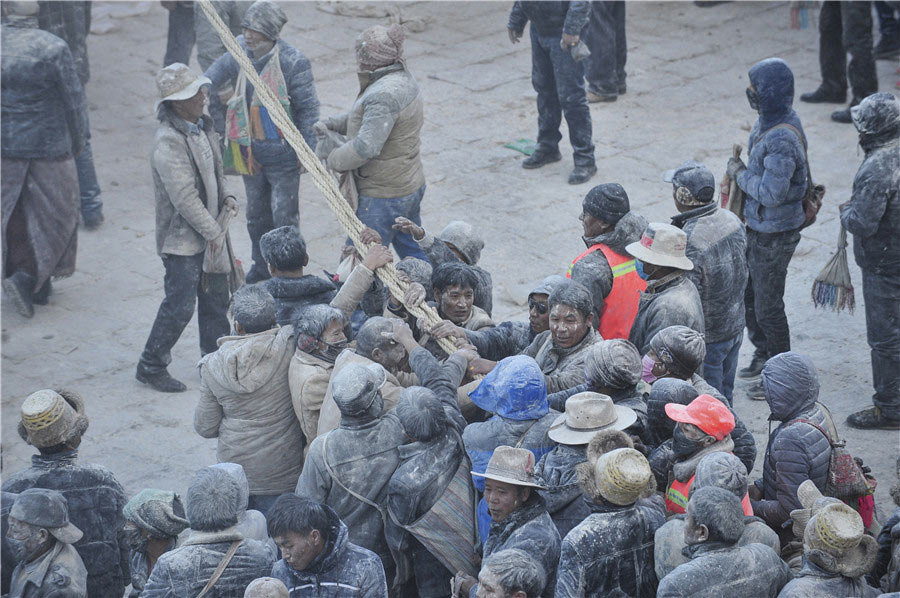 Tibetans spray zanba for new year blessings