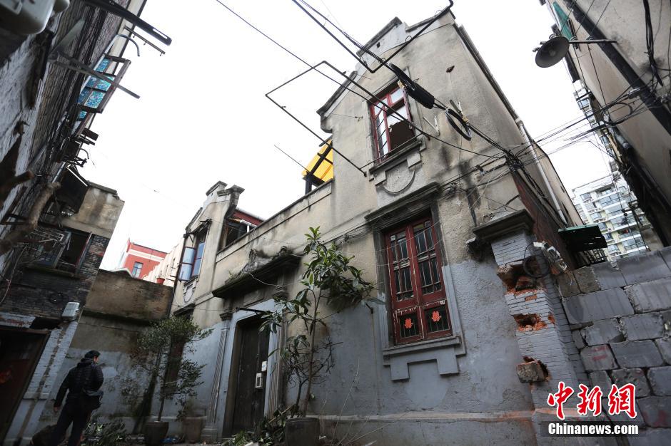 Shanghai halts demolition of building used as 