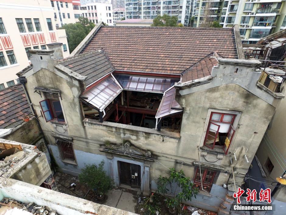 Shanghai halts demolition of building used as 