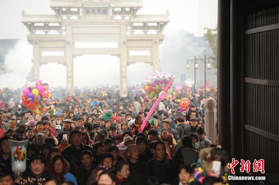 More than 500,000 people walk over Peace Bridge for blessing