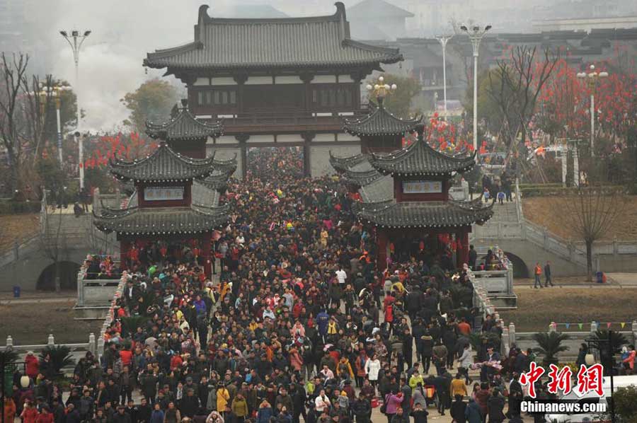 More than 500,000 people walk over Peace Bridge for blessing