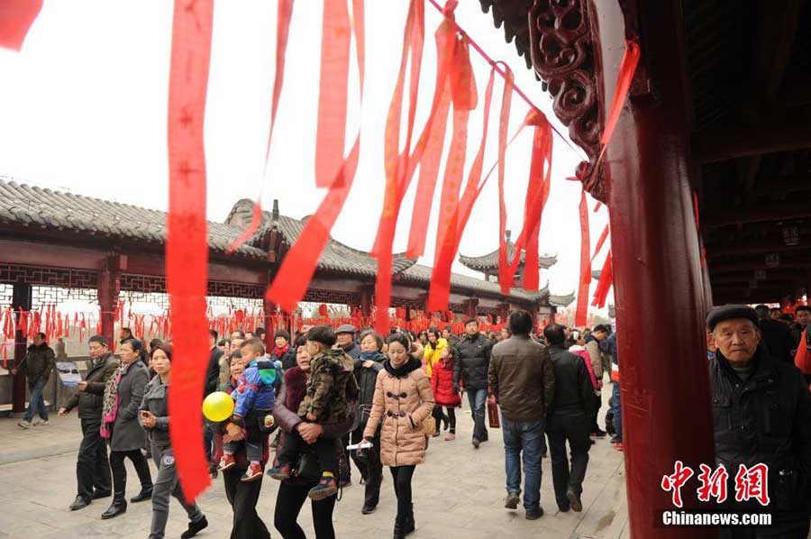 More than 500,000 people walk over Peace Bridge for blessing