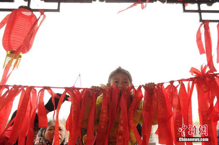 More than 500,000 people walk over Peace Bridge for blessing