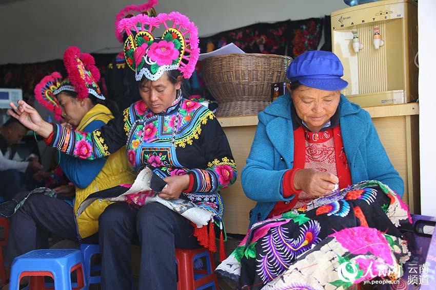 Yi embroidery lifts ethnic minority people out of poverty