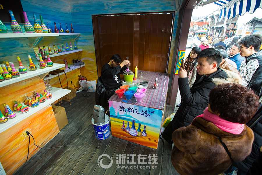 Tunisian man creates art of sand in Hangzhou