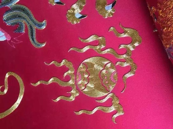 Self-taught artist embroiders dragon robe with gold and silver worth 400,000 yuan