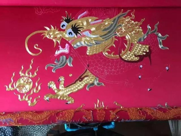 Self-taught artist embroiders dragon robe with gold and silver worth 400,000 yuan