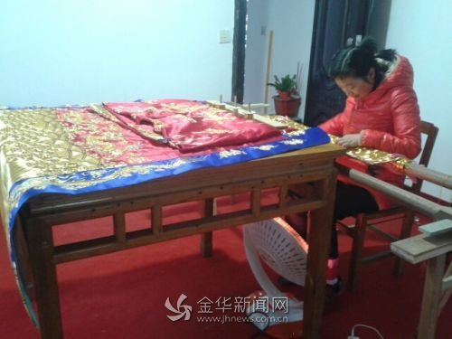 Self-taught artist embroiders dragon robe with gold and silver worth 400,000 yuan