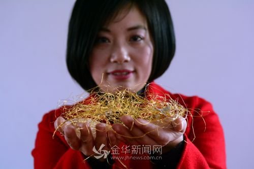 Self-taught artist embroiders dragon robe with gold and silver worth 400,000 yuan