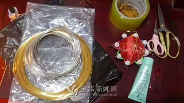 Self-taught artist embroiders dragon robe with gold and silver worth 400,000 yuan