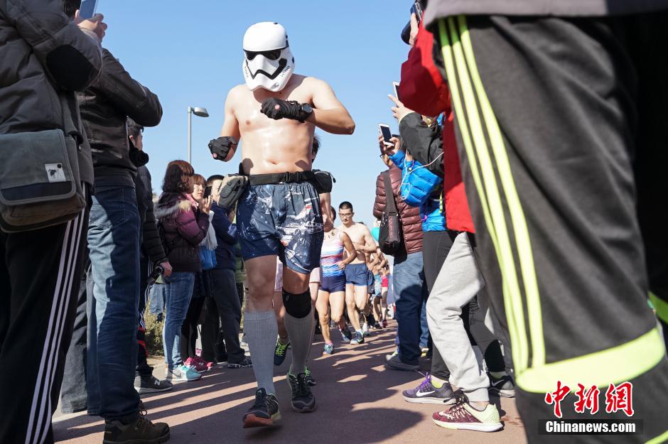 'Naked run' race held in Beijing