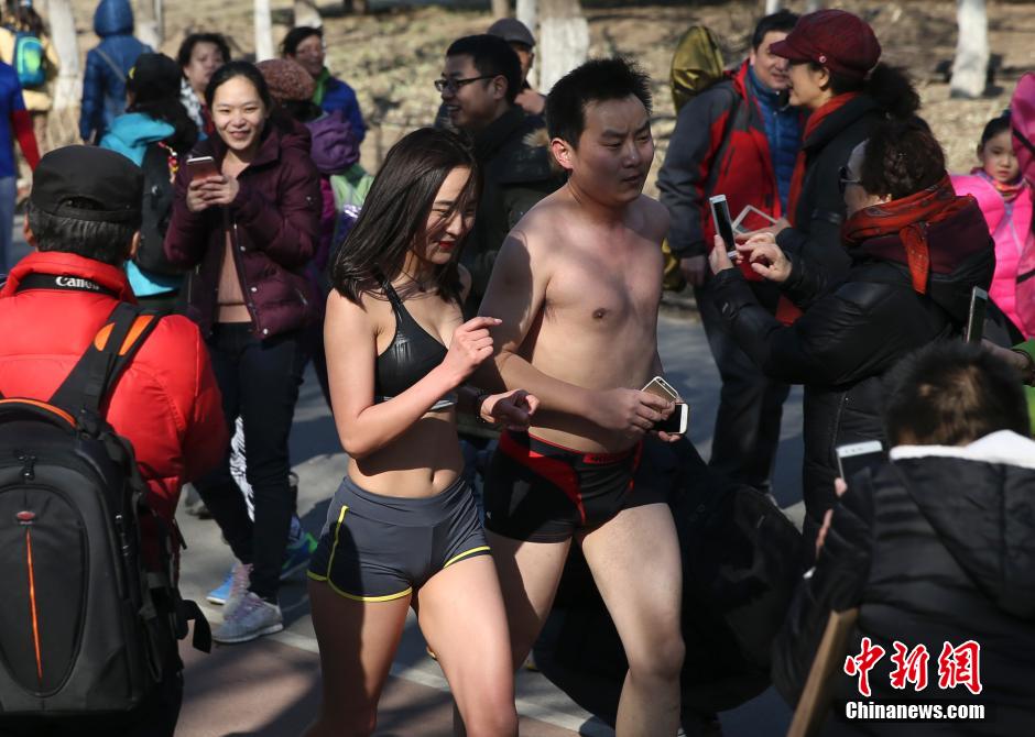 Naked run' race held in Beijing (2) - People's Daily Online