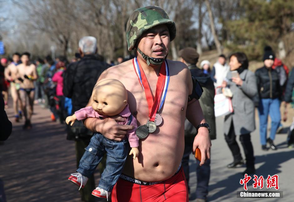 'Naked run' race held in Beijing.