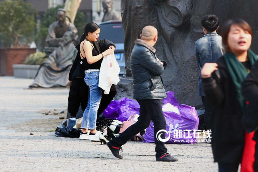 Do not look at me! Models change clothes on street in Hangzhou
