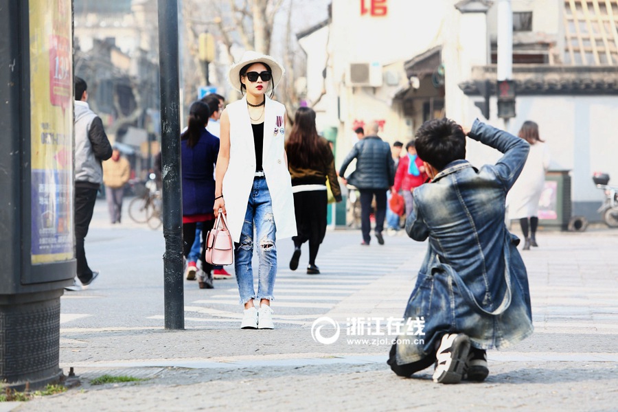 Do not look at me! Models change clothes on street in Hangzhou
