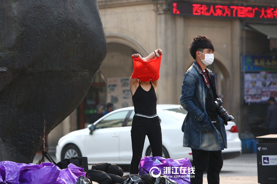 Do not look at me! Models change clothes on street in Hangzhou
