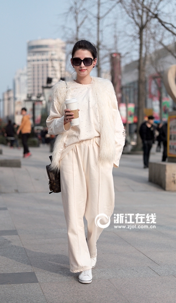 Women put on spring dresses in Hangzhou