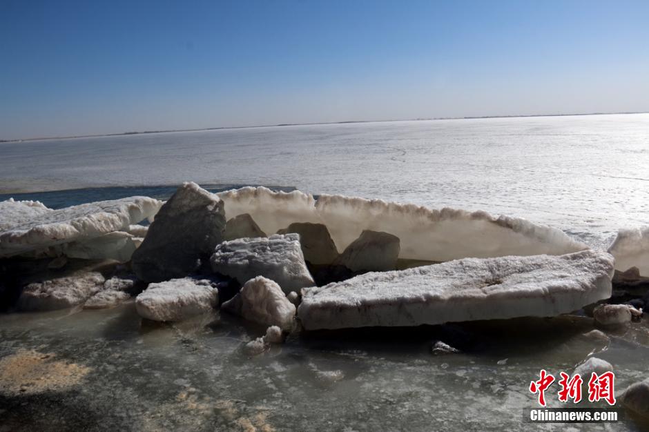 Ice melts in Asia's largest desert reservoir