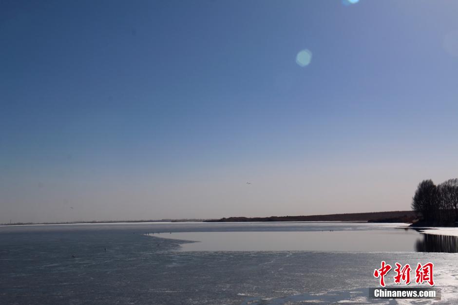 Ice melts in Asia's largest desert reservoir