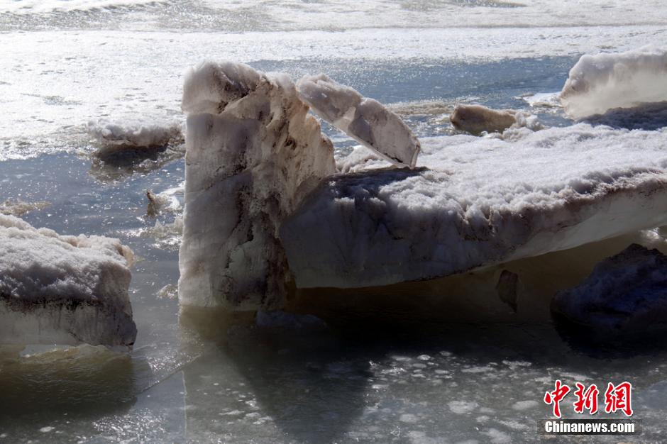 Ice melts in Asia's largest desert reservoir