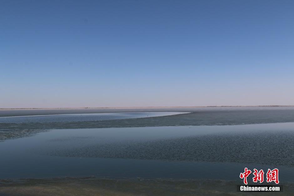 Ice melts in Asia's largest desert reservoir