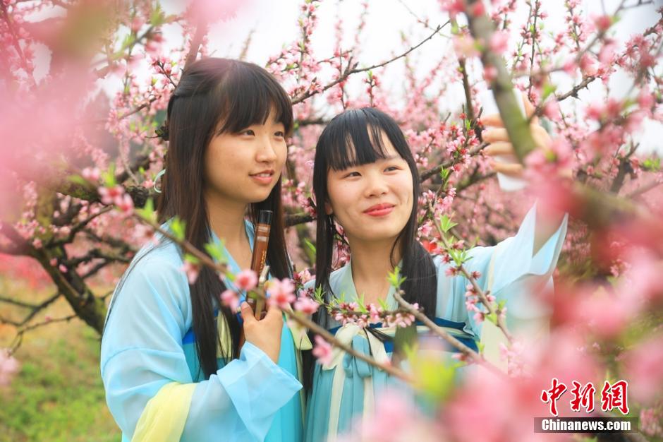 Hanfu show on 'Girl's Day' in C. China