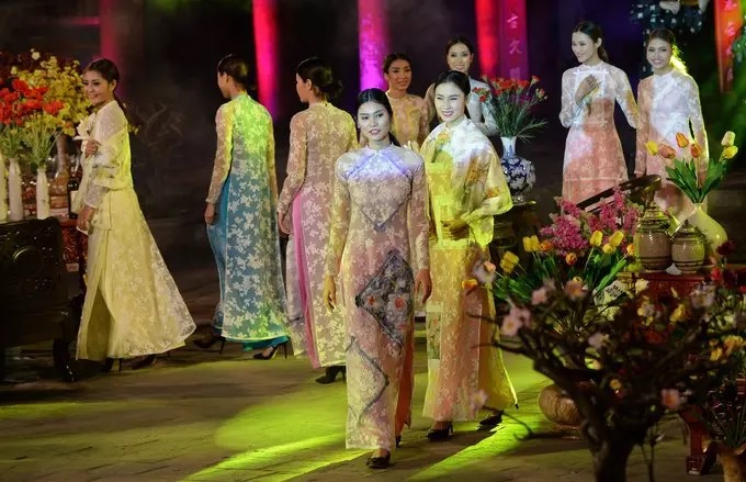 Vietnamese Traditional Costume “Ao Dai” Seen on Runway - People's Daily  Online