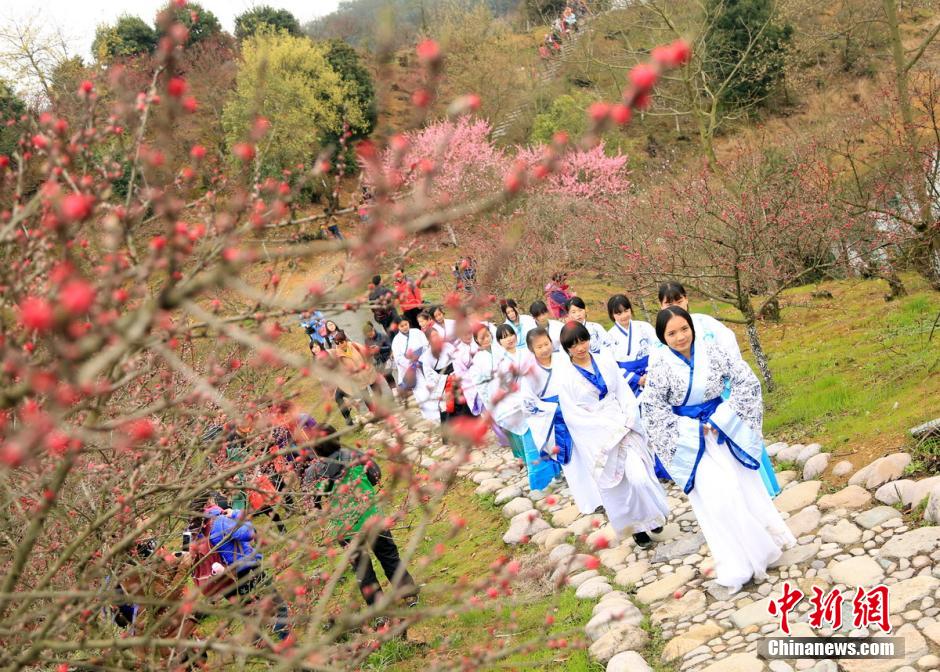 Young women wear traditional Hanfu to mark the Flower Festival in China