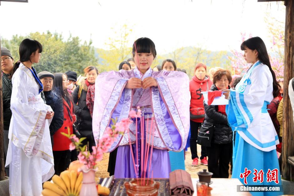 Young women wear traditional Hanfu to mark the Flower Festival in China