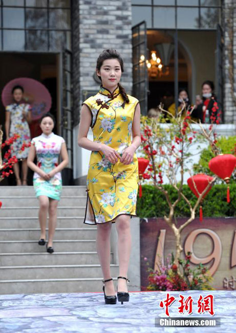 Models in cheongsams present classical oriental beauty
