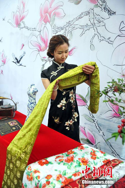 Models in cheongsams present classical oriental beauty
