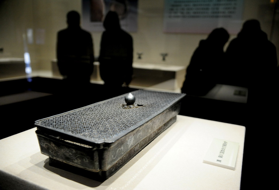 Gold and silver wares of Qing Dynasty exhibited in Shenyang Imperial Palace 