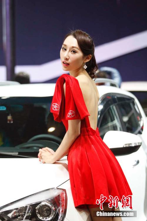 Models steal the light at Xinjiang auto show