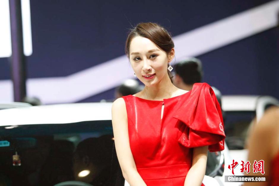 Models steal the light at Xinjiang auto show