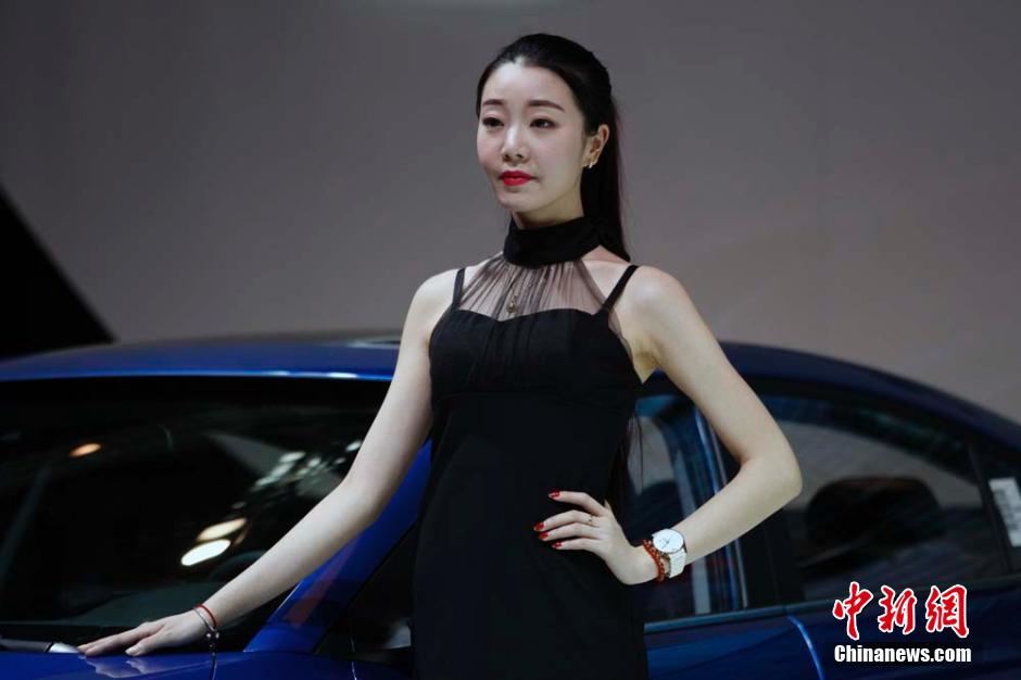 Models steal the light at Xinjiang auto show
