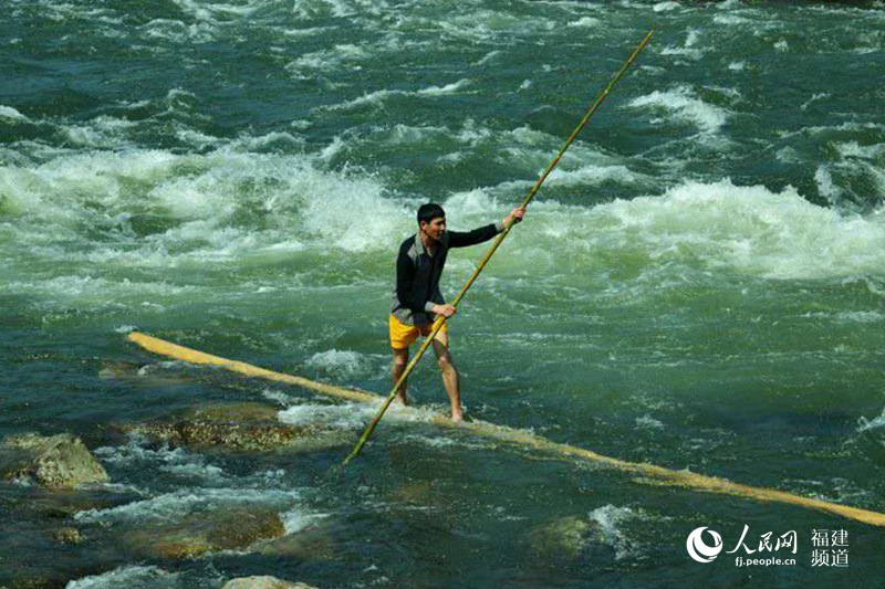 Fantastic show of 'surfing on wooden pole' in Fujian
