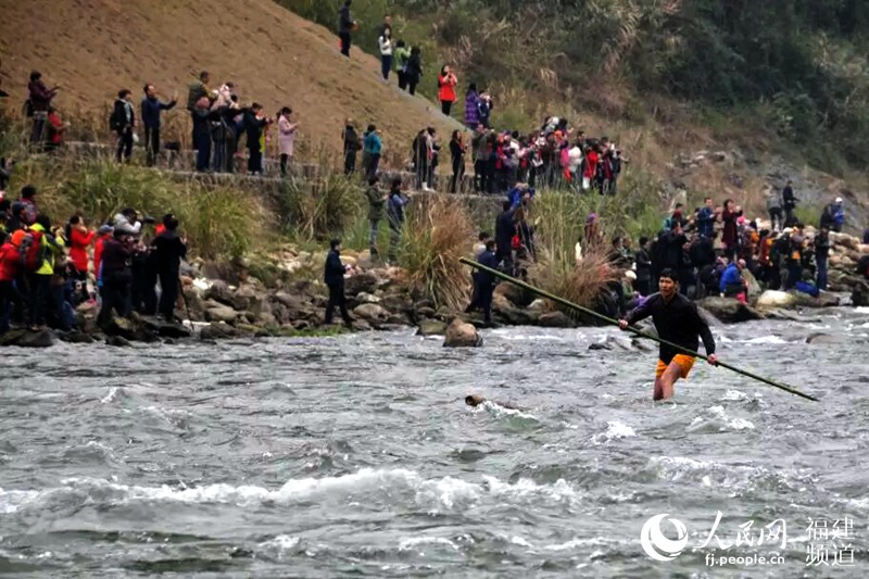 Fantastic show of 'surfing on wooden pole' in Fujian
