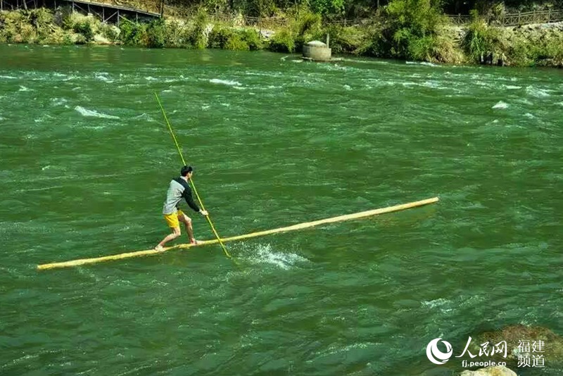 Fantastic show of 'surfing on wooden pole' in Fujian
