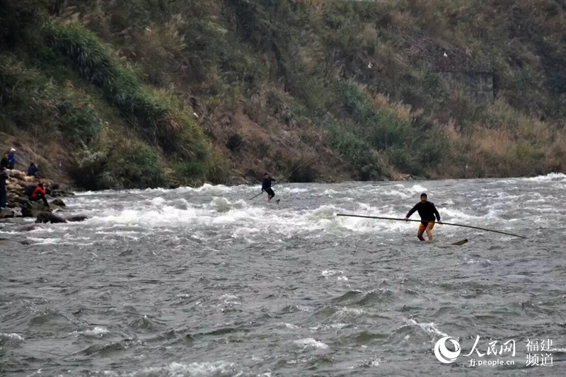 Fantastic show of 'surfing on wooden pole' in Fujian
