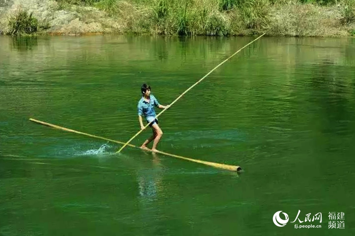 Fantastic show of 'surfing on wooden pole' in Fujian
