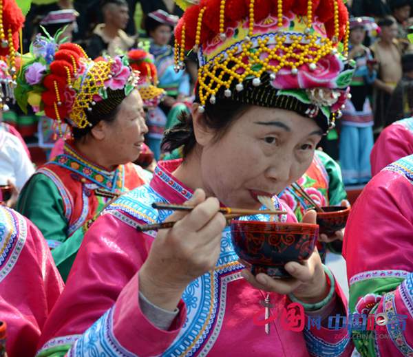 Largest bowl of rice noodles presented at food festival in SW China