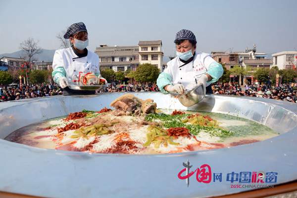 Largest bowl of rice noodles presented at food festival in SW China