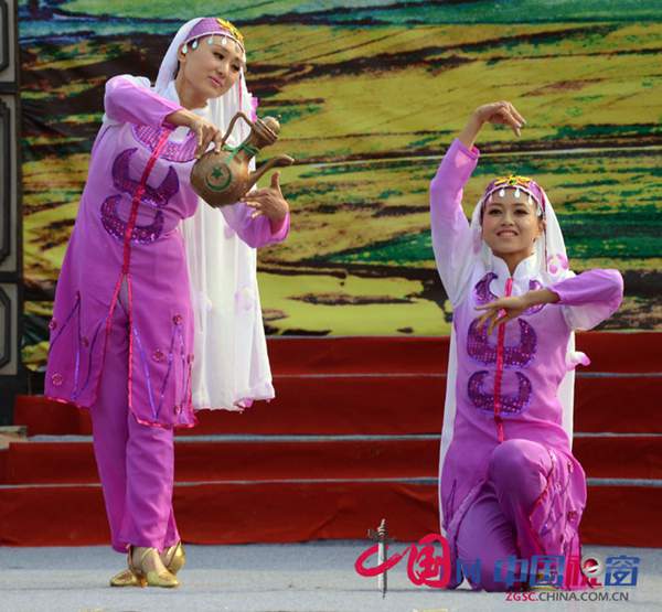 Largest bowl of rice noodles presented at food festival in SW China