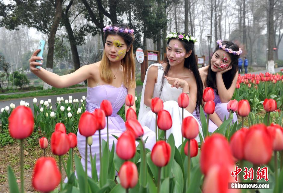 Pretty girls take selfies with flowers in full bloom