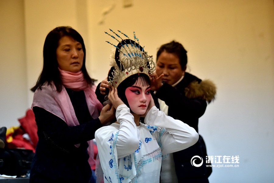 Primary school students pursue dream of Wuju opera
