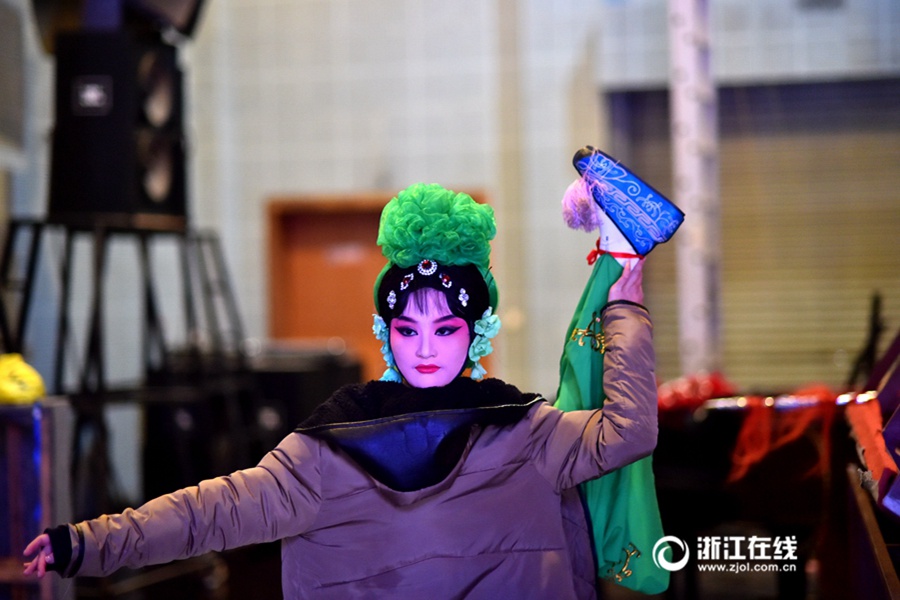 Primary school students pursue dream of Wuju opera
