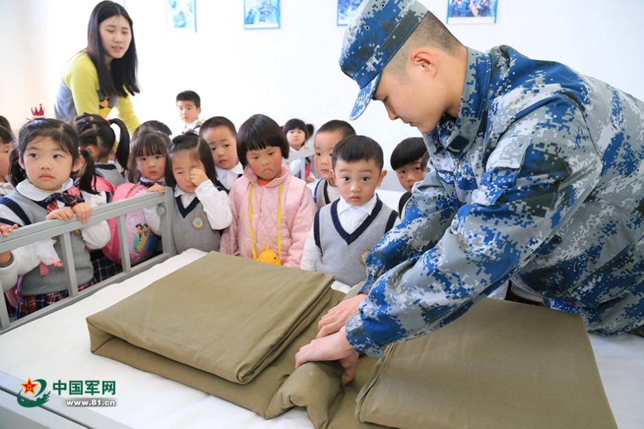 Children receive national defense education in E China 